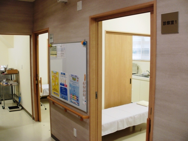 こまつ皮フ科クリニック　第一、第二診察室